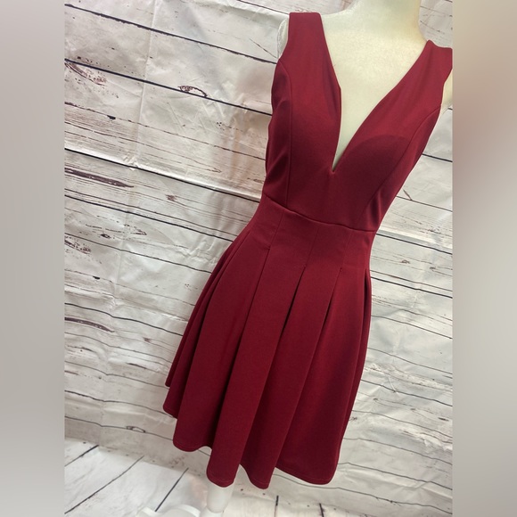 Deep V-Neck Maroon Dress - Picture 5 of 6
